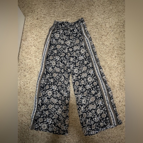American Eagle Outfitters Black and Cream Floral Pants - Picture 2 of 3